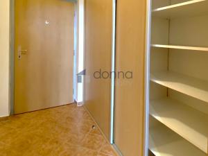 Pronájem bytu 1+kk, Praha - Kyje, Sicherova, 35 m2