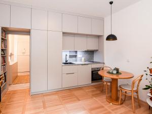 Pronájem bytu 1+kk, Praha - Vinohrady, Šrobárova, 28 m2