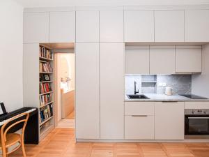 Pronájem bytu 1+kk, Praha - Vinohrady, Šrobárova, 28 m2