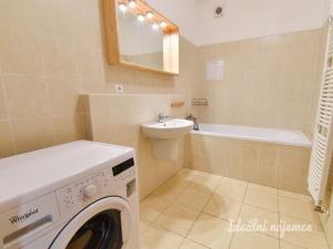 Pronájem bytu 2+kk, Praha - Řeporyje, Wiesenthalova, 69 m2