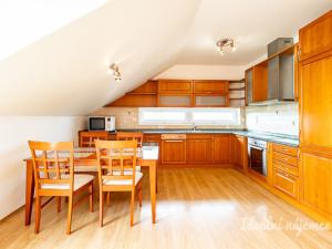 Pronájem bytu 4+kk, Praha - Dubeč, U lipové aleje, 95 m2