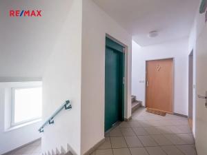 Pronájem bytu 1+kk, Praha - Horní Měcholupy, Padovská, 32 m2
