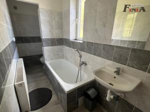 Pronájem rodinného domu, Horní Police, nám. Odboje, 180 m2