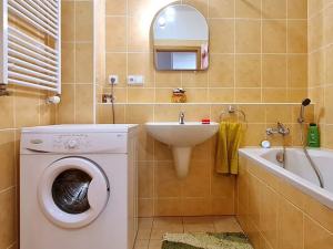 Pronájem bytu 1+kk, Praha - Kunratice, Za valem, 39 m2