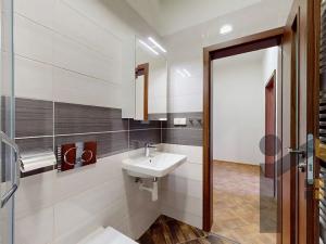 Pronájem bytu 2+kk, Praha - Karlín, Prvního pluku, 41 m2