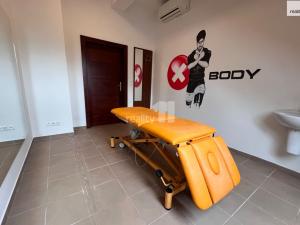 Pronájem obchodního prostoru, Karlovy Vary - Dvory, Chebská, 12 m2