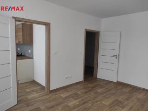 Pronájem bytu 2+1, Karlovy Vary - Stará Role, Okružní, 50 m2