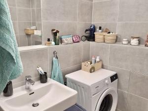 Pronájem bytu 1+kk, Praha - Troja, Hnězdenská, 34 m2