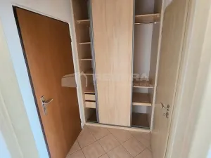 Pronájem bytu 1+kk, Praha - Prosek, Veltruská, 36 m2