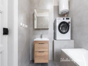 Pronájem bytu 2+kk, Praha - Holešovice, Dělnická, 52 m2
