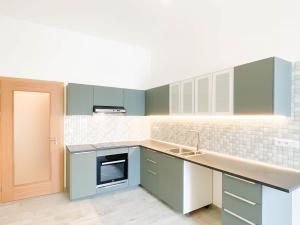 Pronájem bytu 2+kk, Praha - Karlín, Křižíkova, 55 m2