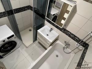Prodej bytu 3+1, Praha - Kyje, Manželů Dostálových, 80 m2