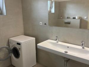 Pronájem bytu 2+1, České Budějovice - České Budějovice 7, Heydukova, 80 m2