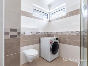 Pronájem bytu 2+kk, Praha - Horní Měcholupy, Na křečku, 56 m2