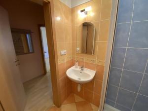 Pronájem bytu 2+kk, Hradec Králové - Třebeš, Svatojánská, 30 m2