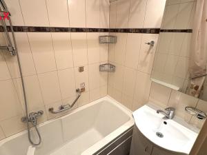Prodej bytu 3+1, Ostrov, Kollárova, 67 m2