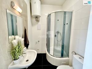 Pronájem bytu 1+kk, Praha - Ruzyně, Drnovská, 30 m2