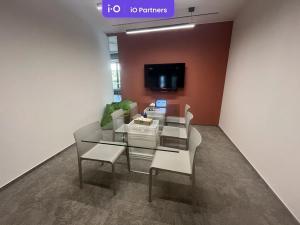 Pronájem kanceláře, Praha - Karlín, Pernerova, 879 m2