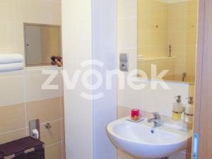 Pronájem bytu 1+kk, Praha - Pitkovice, Májovková, 36 m2