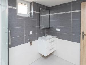 Pronájem bytu 2+kk, Praha - Kobylisy, Pod hliništěm, 53 m2