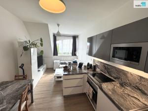 Pronájem bytu 2+kk, Praha - Karlín, Lyčkovo náměstí, 48 m2