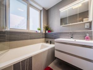 Pronájem bytu 4+kk, Praha - Dejvice, Heinemannova, 136 m2