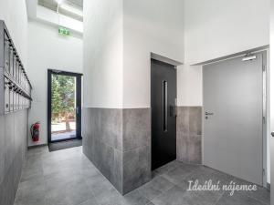 Pronájem bytu 2+kk, Praha - Kyje, Za černým mostem, 56 m2