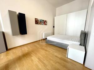 Pronájem bytu 1+kk, Praha - Karlín, Sokolovská, 52 m2
