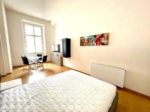 Pronájem bytu 1+kk, Praha - Karlín, Karlínské náměstí, 52 m2