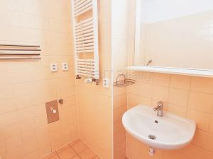 Pronájem bytu 2+1, Praha - Kbely, Pod Nouzovem, 59 m2