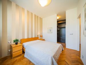 Pronájem bytu 2+kk, Praha - Nusle, Bartoškova, 50 m2