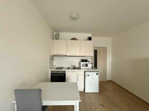Pronájem bytu 1+kk, Praha - Stodůlky, Holýšovská, 36 m2