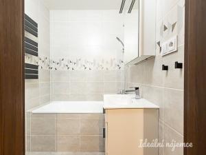 Pronájem bytu 3+kk, Praha - Letňany, Malkovského, 72 m2