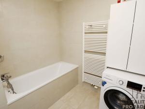 Pronájem bytu 1+kk, Praha - Strašnice, Zvěřinova, 38 m2