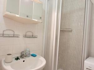 Pronájem bytu 1+kk, Praha - Modřany, Pirinská, 29 m2