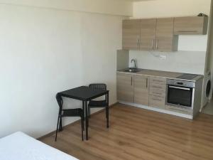 Pronájem bytu 1+kk, Praha - Radotín, Vrážská, 29 m2