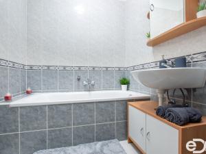 Pronájem bytu 2+kk, Holice, Na Mušce, 45 m2