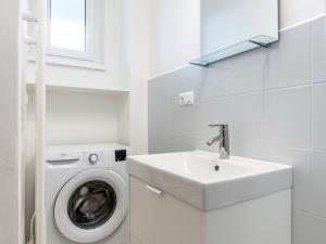 Pronájem bytu 2+kk, Praha - Holešovice, Osadní, 47 m2