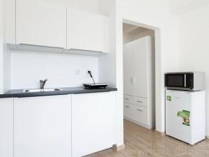 Pronájem bytu 1+kk, Praha - Jinonice, Peroutkova, 26 m2