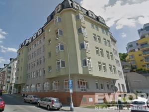 Pronájem garážového stání, Praha - Žižkov, Jeseniova, 17 m2