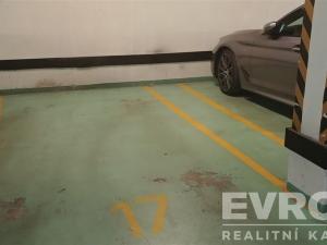Pronájem garážového stání, Praha - Žižkov, Jeseniova, 17 m2