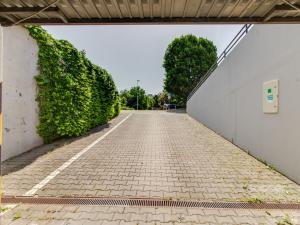 Pronájem garážového stání, Praha - Letňany, Stará náves, 15 m2