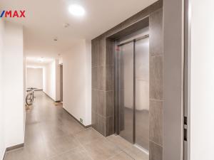 Pronájem garážového stání, Praha - Hloubětín, Poděbradská, 15 m2