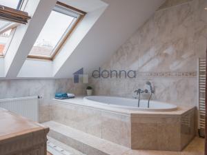 Pronájem bytu 6+kk a větší, Praha, Strojnická, 160 m2