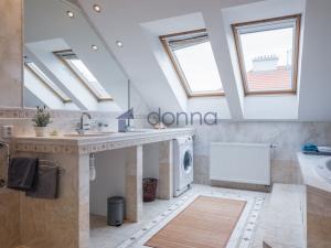 Pronájem bytu 6+kk a větší, Praha, Strojnická, 160 m2