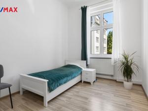 Prodej bytu 3+1, Karlovy Vary - Drahovice, nám. V. Řezáče, 80 m2