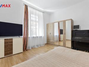 Prodej bytu 3+1, Karlovy Vary - Drahovice, nám. V. Řezáče, 80 m2
