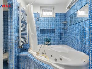 Prodej bytu 3+1, Karlovy Vary - Drahovice, nám. V. Řezáče, 80 m2
