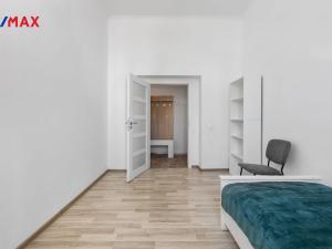 Prodej bytu 3+1, Karlovy Vary - Drahovice, nám. V. Řezáče, 80 m2