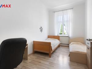 Prodej bytu 3+1, Karlovy Vary - Drahovice, nám. V. Řezáče, 80 m2